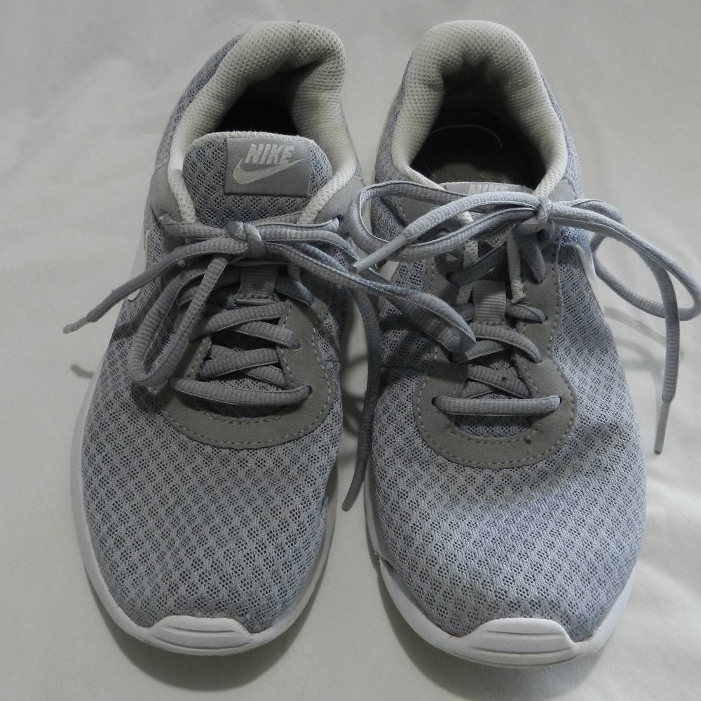 Nike Tanjun lightweight breathable fabric upper athletic shoes silver/grey/white